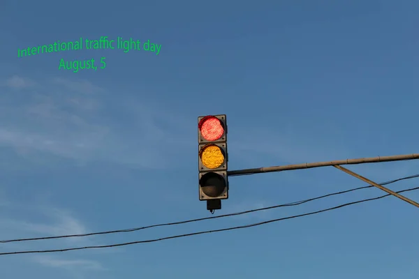 Con Telón Fondo Del Cielo Azul Los Semáforos Amarillos Rojos — Foto de Stock