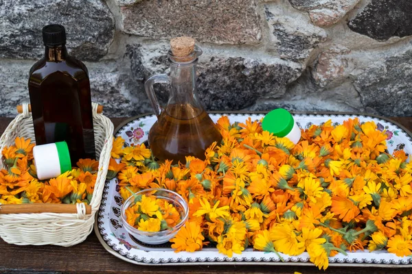 Auf Einem Tablett Liegen Ringelblumen Und Eine Flasche Eine Schüssel — Stockfoto