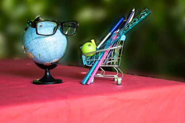 Chariot Supermarché Avec Papeterie Globe Dans Des Lunettes Tient Sur — Photo