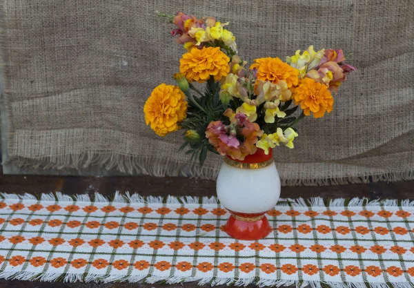 Auf Einer Farbigen Serviette Einer Vase Liegt Ein Heller Strauß — Stockfoto