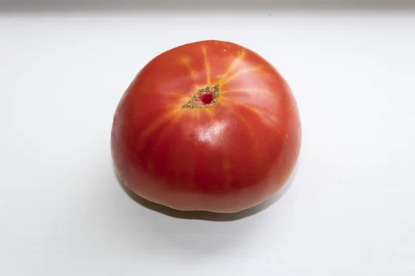 Sur Fond Blanc Trouve Une Tomate Douce Mûre Rouge Variété — Photo