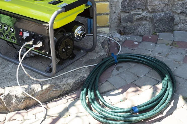 Gerador Gasolina Alpendre Perto Casa Uma Mangueira Rega Nas Proximidades — Fotografia de Stock