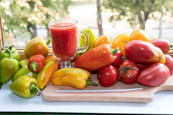 Tomatensaft Liegt Glas Auf Einer Sonnigen Fensterbank Auf Einem Schneidebrett — Stockfoto