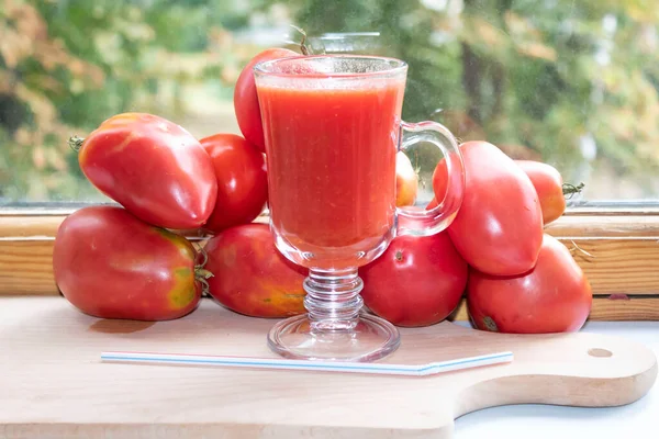 Tomatensaft Liegt Glas Auf Einer Sonnigen Fensterbank Auf Einem Schneidebrett — Stockfoto