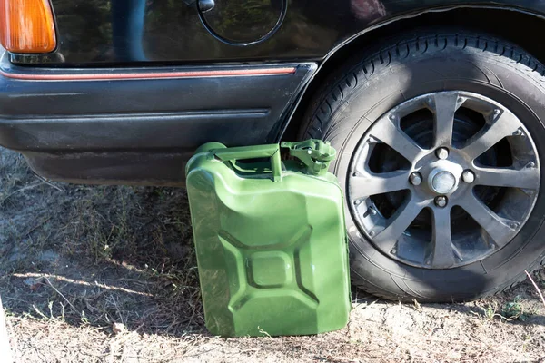 Hay Bote Verde Con Gasolina Cerca Rueda Del Coche Lado — Foto de Stock