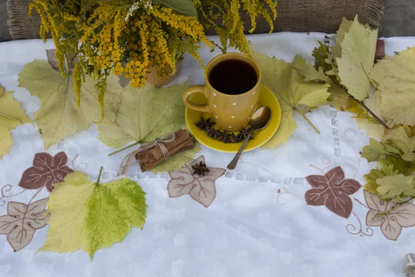 View White Napkin Cup Tea Bouquet Yellow Flowers Cinnamon Sticks — Stock Photo, Image