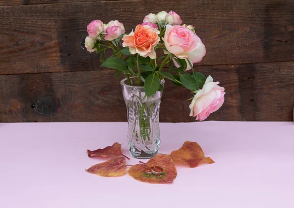 Masada Üzerinde Pembe Güller Olan Kristal Bir Vazo Var Yakınlarda — Stok fotoğraf