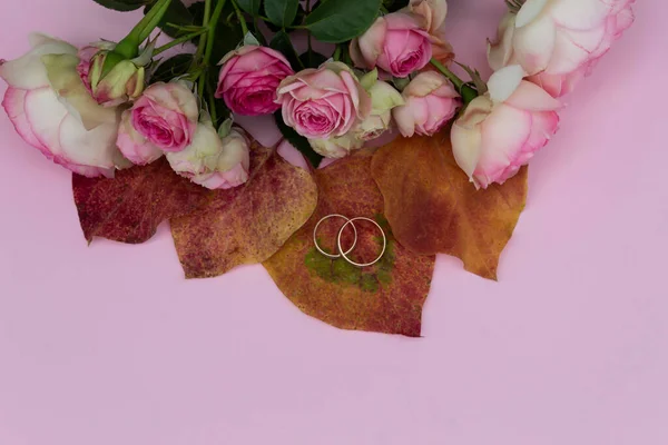 Pembe Arka Planda Kalp Şeklinde Parlak Sonbahar Yaprakları Pembe Güller — Stok fotoğraf
