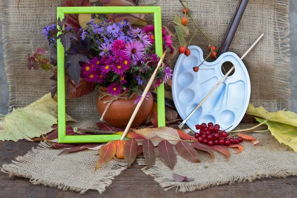 Auf Einem Jutetuch Liegt Ein Tontopf Mit Herbstblumen Und Blättern — Stockfoto