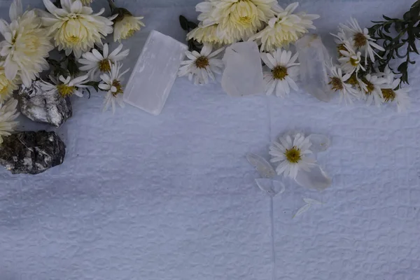 Sonbahar Beyaz Çiçekleri Yarı Değerli Taşlar Selenit Apafillit Kaya Kristali — Stok fotoğraf