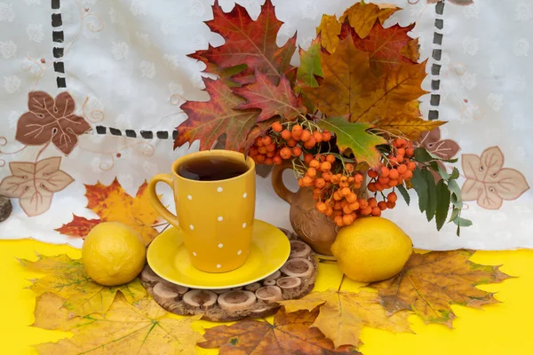 Zitronen Und Gelbe Blätter Liegen Neben Einer Tasse Tee Gibt — Stockfoto