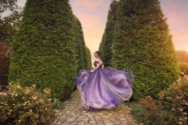 Güz parkının arka sokağında leylak elbiseli güzel bir genç kız koşuyor. Romantik akşam fotoğrafı..
