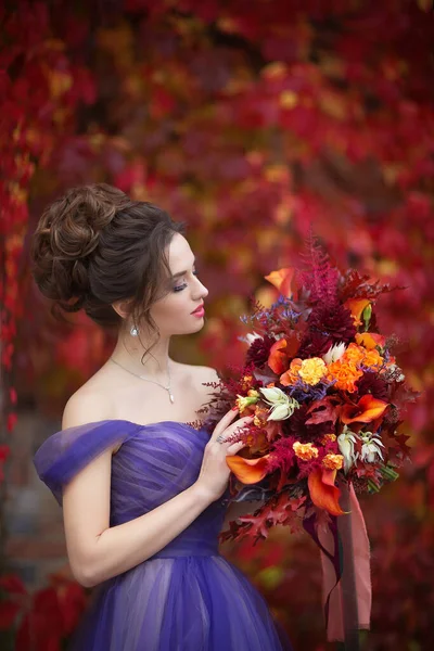 Ritratto Romantico Una Bella Ragazza Abito Lilla Con Bouquet Rosso — Foto Stock