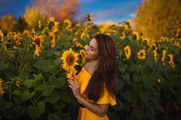 Retrato Romântico Verão Uma Menina Bonita Nova Vestido Amarelo Que — Fotografia de Stock