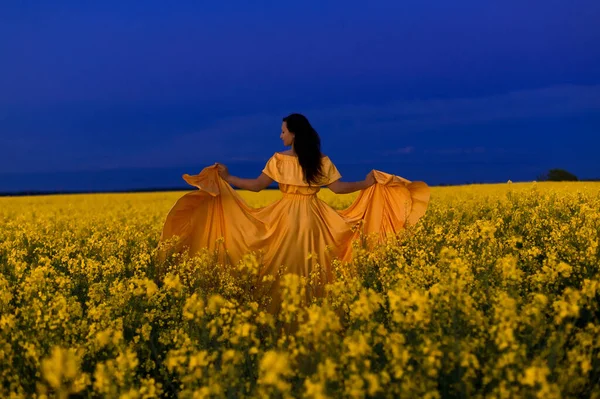 Una Hermosa Chica Morena Vestido Largo Amarillo Pie Campo Colza — Foto de Stock