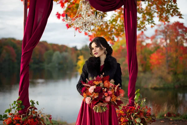 Una Bella Sposa Abito Rosso Scuro Sta Sotto Grande Albero — Foto Stock