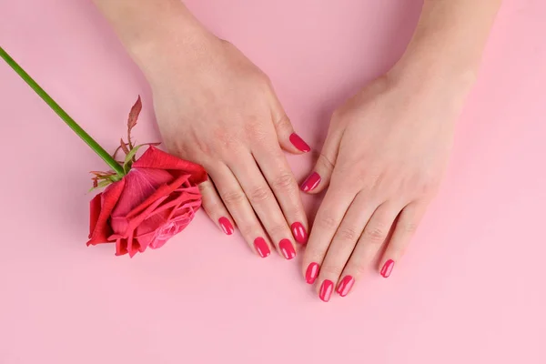 Hand met rode nagels — Stockfoto
