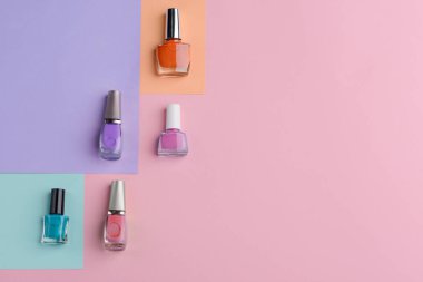 Tırnak cilaları ürün yelpazesine. Beş renk farklı ruh hali ya da görünüm. Manikür, metniniz için yaratıcı şablonu.