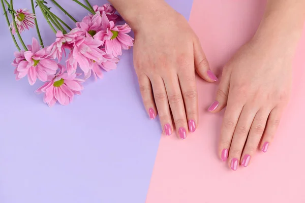 Hand met goed verzorgde nagels — Stockfoto