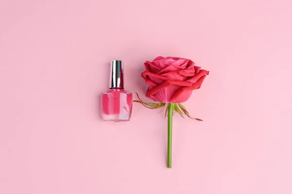 Esmalte de uñas y flor de rosa —  Fotos de Stock