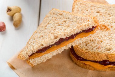 Besleyici fıstık ezmesi sandviç