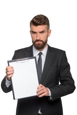 Ciddi iş adamı bir pano sunar