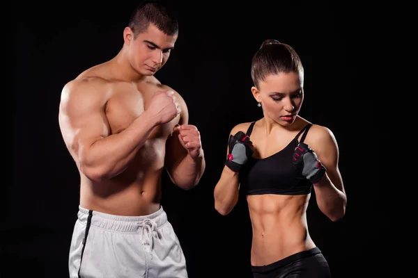 Pareja muscular en pose de poxing . — Foto de Stock