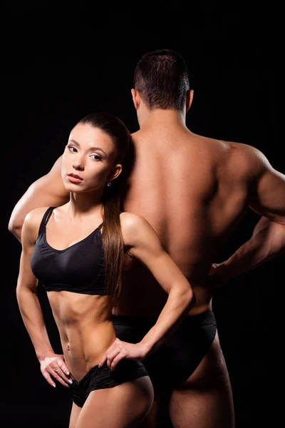 Parejas en forma pose espalda a espalda . — Foto de Stock