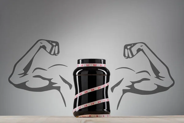 Enormes músculos da lata com uma proteína — Fotografia de Stock