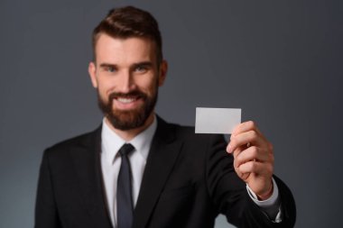Bir boş ziyaret Kart tutan işadamı