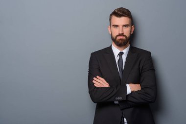 çapraz kolları olan ciddi adam