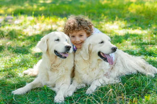 Rapaz feliz com boa companhia — Fotografia de Stock