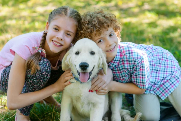 Amitié d'un animal avec des enfants — Photo