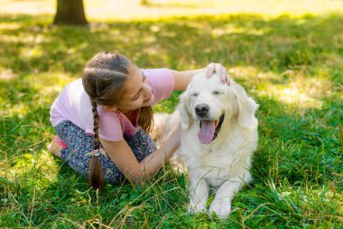 Bir çocuk ile onu evde beslenen hayvan