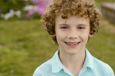 Sevimli bir gülümseme ile tatlı çocuk