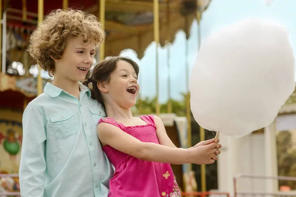 Kinderen zijn verbaasd met de grootte van suikerspin — Stockfoto