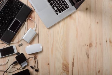 Güzel toplama araçlardan ateş sol köşesinde. Merkezi ve ahşap masa sağ taraftaki metin için bir yer.