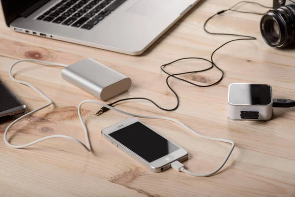 Smartphone bir güç bankaya bağlı