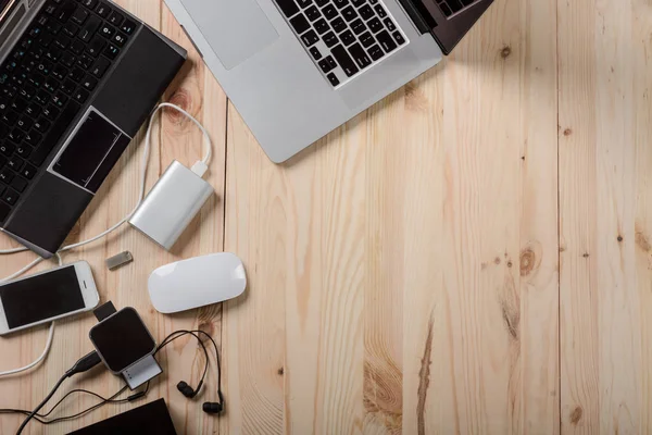 Güzel toplama araçlardan ateş sol köşesinde. Merkezi ve ahşap masa sağ taraftaki metin için bir yer.