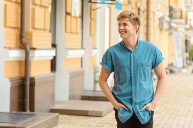 Güzel gülümseme ile kaygısız genç adam