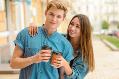 erkek ve kız gülümseyerek