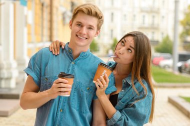 Komik kız içecekler kahve