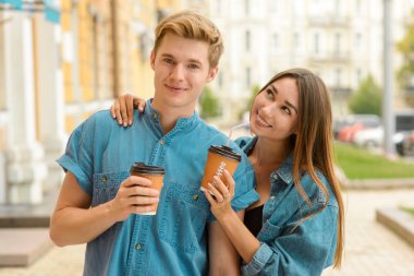 Serin tarzı ile çekici çift