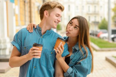 Esmer dudaklarını büktü