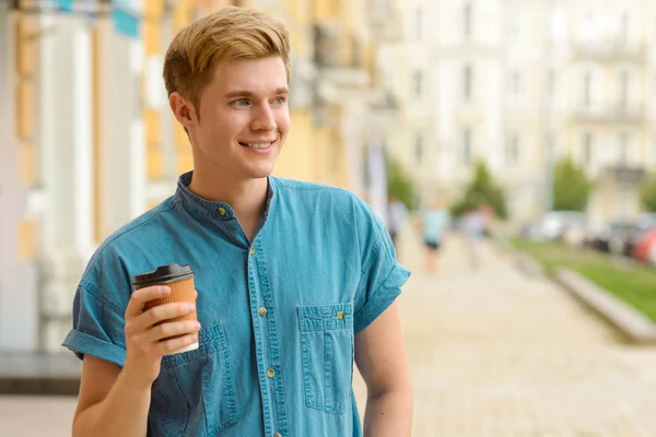 Sokağın ortasında modern bir çocuk portresi