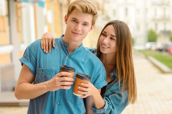 erkek ve kız gülümseyerek