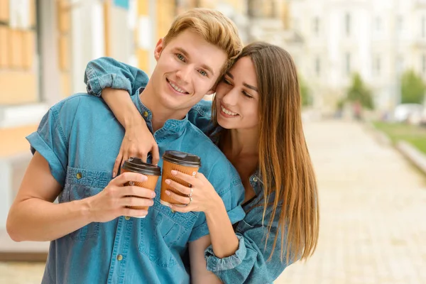 Çekici esmer sarışın adam kucaklayan