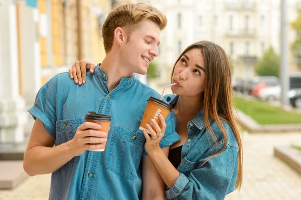 Esmer dudaklarını büktü