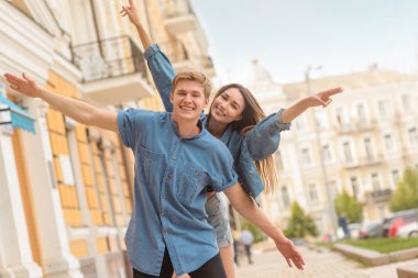 Çok güzel erkek ve kız uçaklar yapmak