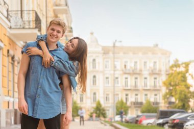 Güzel sarışın adam mutlu gülümseme ile